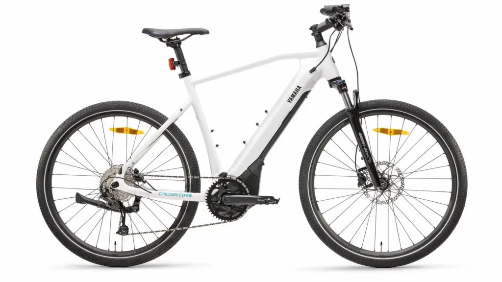 Detalle del cuadro y motor de la ebike Yamaha CROSSCORE RC blanca en alquiler en Trujbike