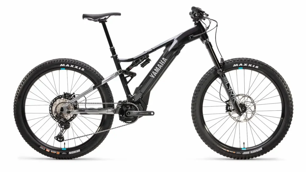 Suspensión y diseño agresivo de la ebike Yamaha YDX MORO negra disponible para alquilar en Trujbike