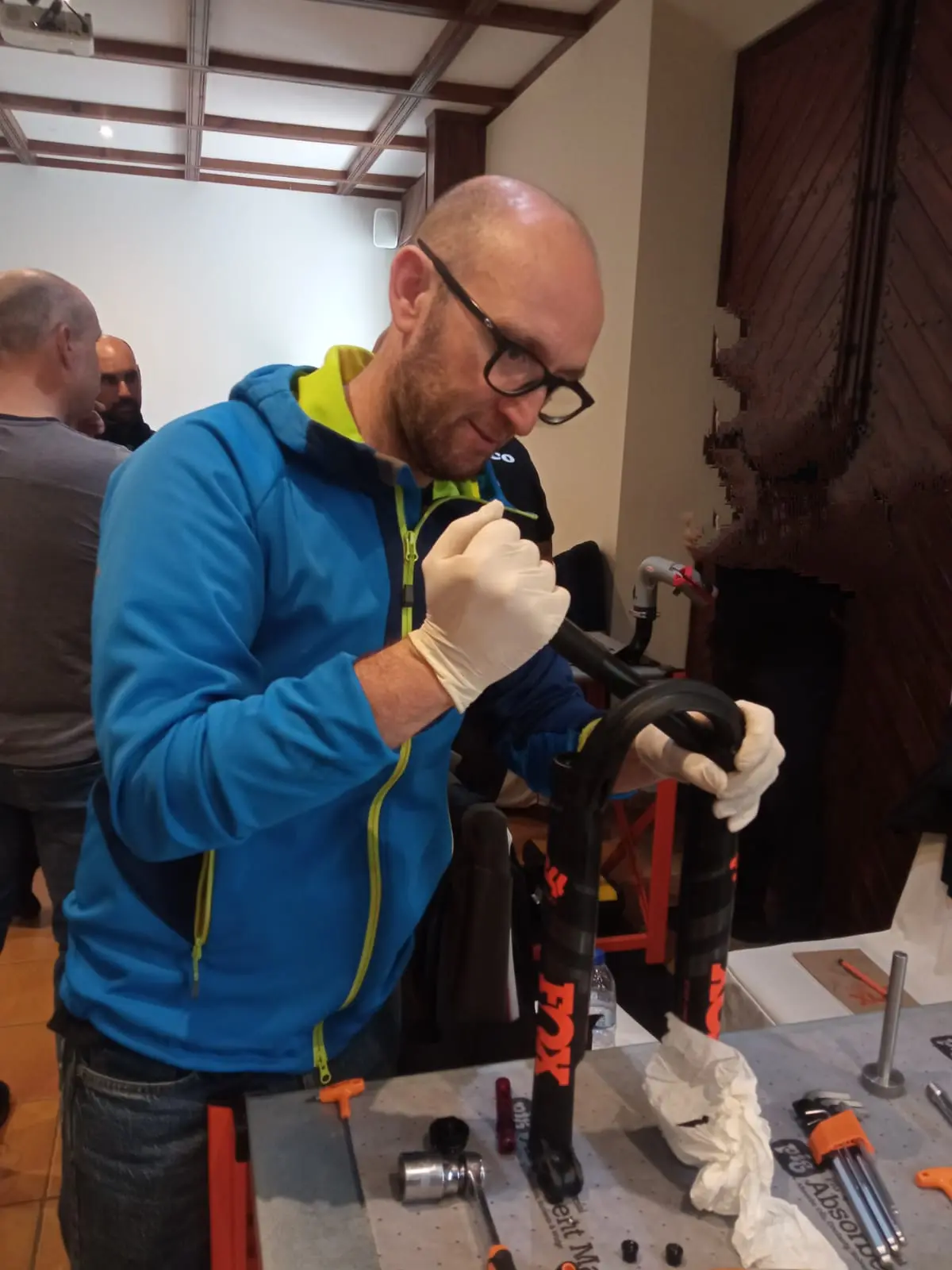 Juande en el taller de bicicletas Trujbike
