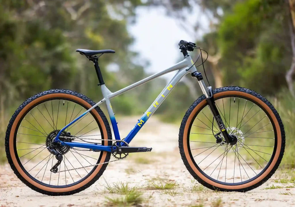 Alquiler de bicicleta mtb bobcat trail gris y azul vista campo | Trujbike
