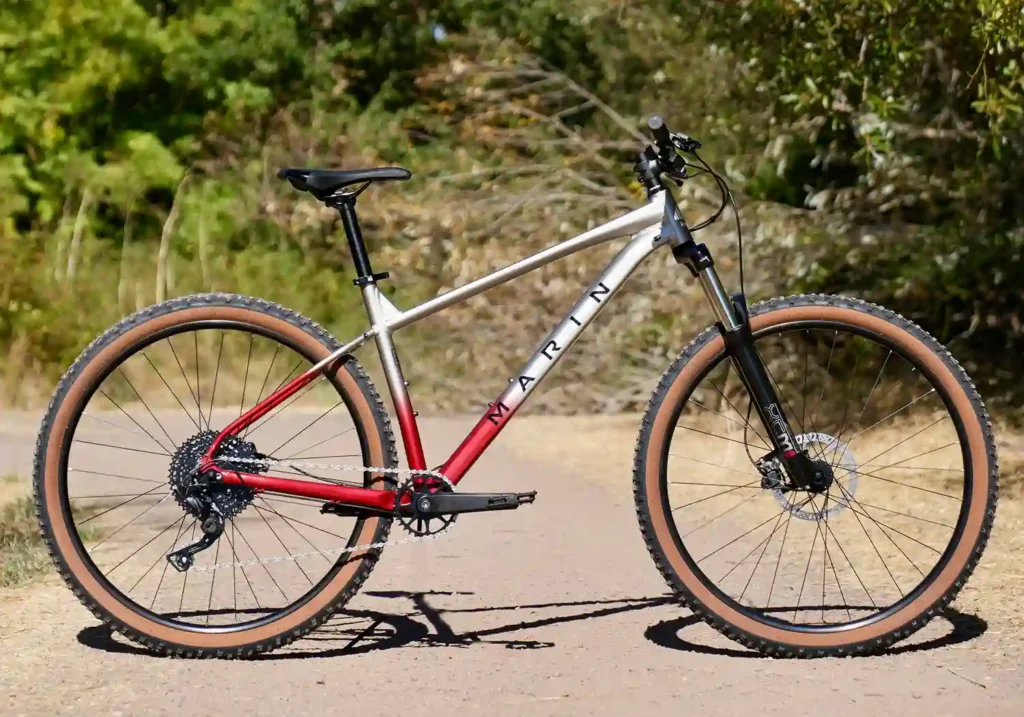 Alquiler de bicicletas de montaña bobcat trail gris y roja en el campo | Trujbike